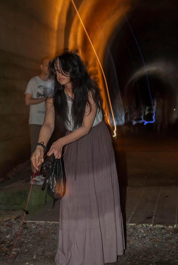 Un jour de septembre 2024, dans un tunnel de forêt à Osaka, on a participé à un événement artistique. Yuanhui - performance, son. Damien Bianco - poésie sonore. Jerry Golden - improvisation musicale.